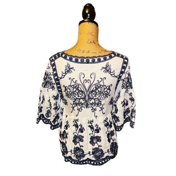 Kindred Women's Peasant Embroidery Scalloped White Navy Top Small - Picture 2 of 5